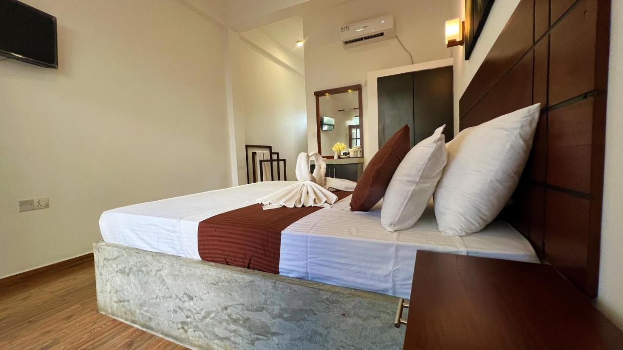 Sea Pink Residence Bentota Bagian luar foto